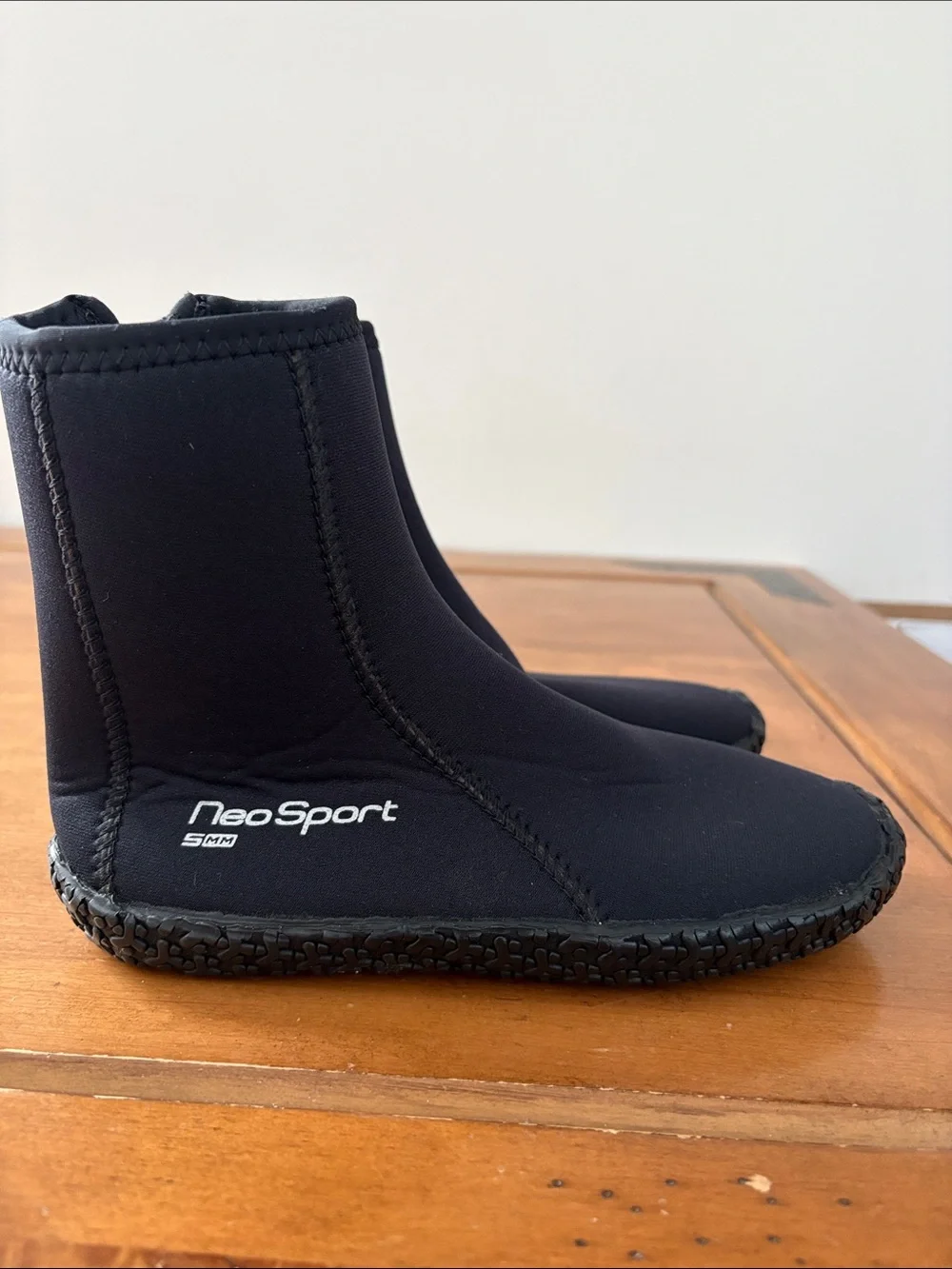 Neosport sleek black